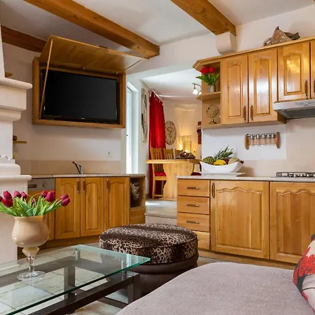 Beachfront Romilda Apartment Makarska